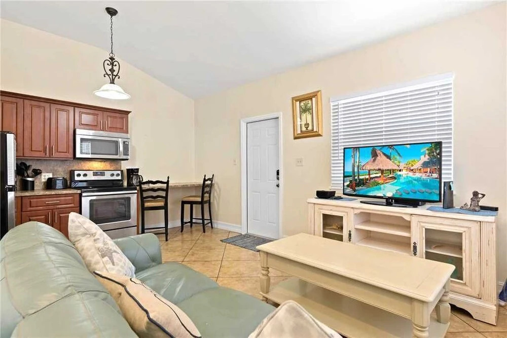 Mangrove Breeze, 3 Bedroom, Fenced Yard, Pets, Walk to Beach, Sleeps 10
