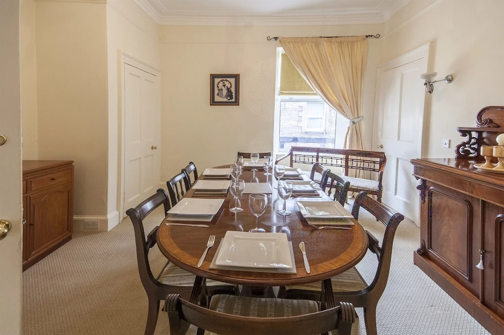 1 Varis Apartments