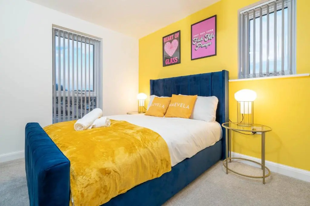 COSY Stylish 2 Bed House ✘ L SHAPE SOFA ☆ FREE PARKING, 2 Car Spaces → With 55 Inch Smart TV, FREE NETFLIX & WIFI - BY MAEVELA®