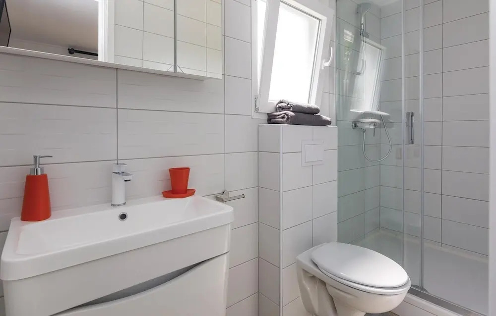 Ten-Bedroom Holiday Home In Petrcane