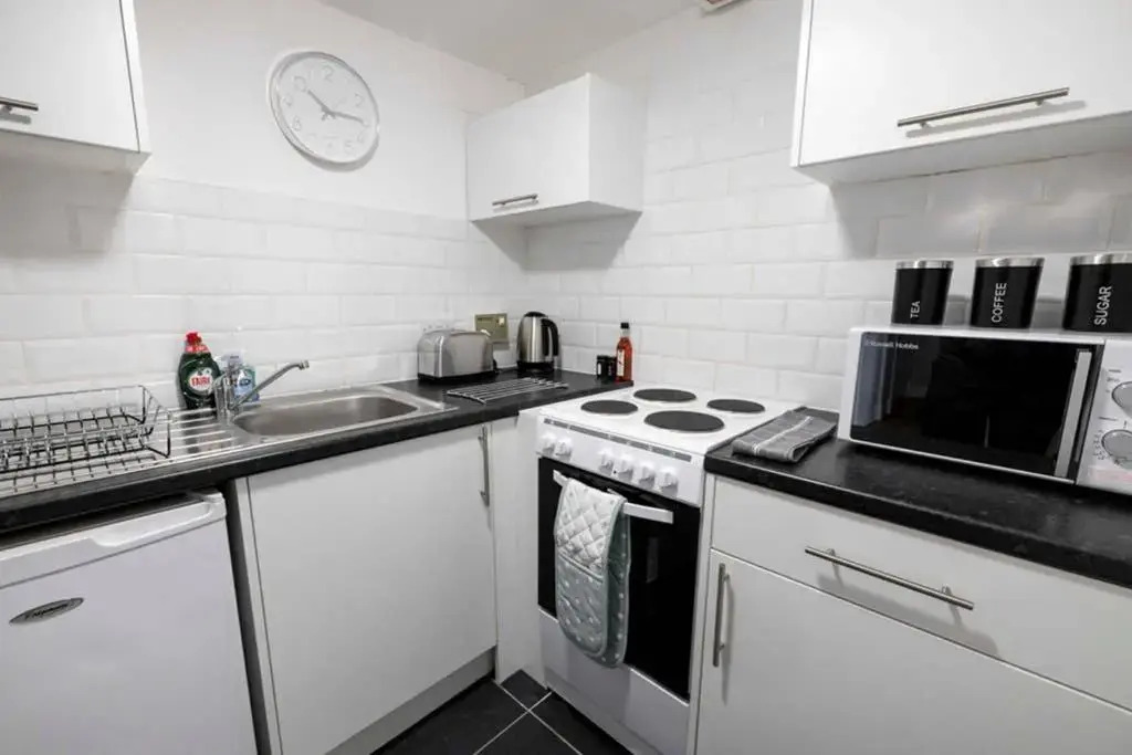 ☆ Bright, Modern West-End Apartment ☆