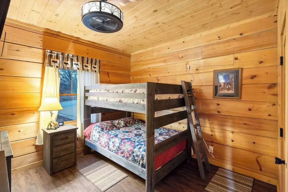 Teals Treasure Secluded Lakeside Cabin for 8!