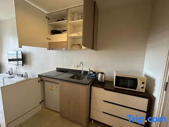 Studio with kitchen on the 42nd floor near walking street with panoramic view and side sea view
