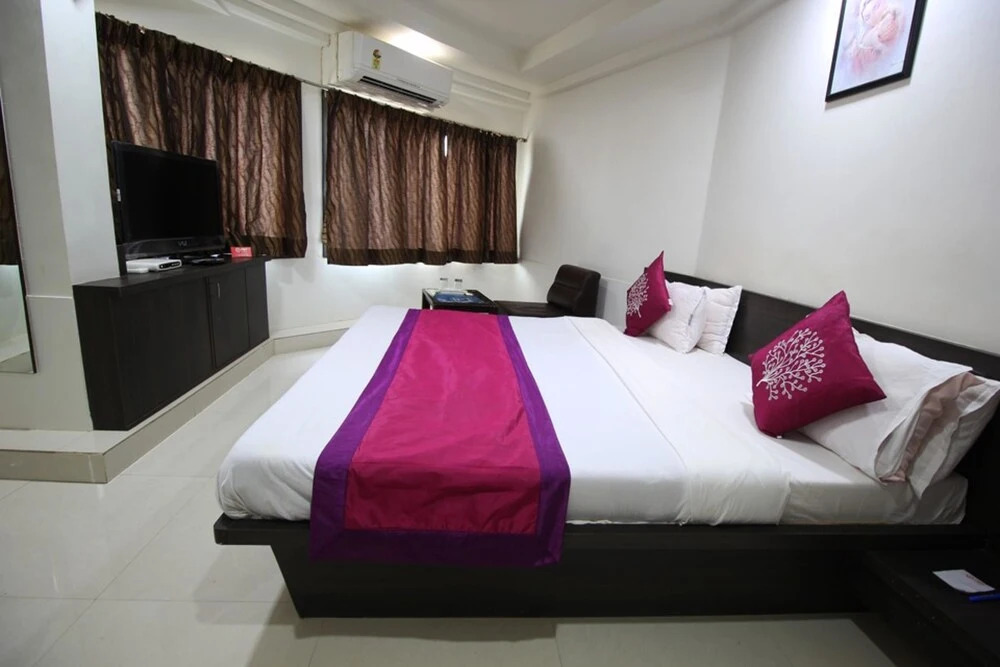 OYO 1360 Hotel Cross Road