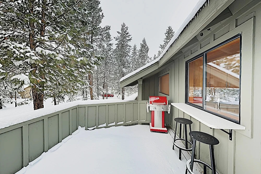 New Listing! Quiet W/ Hot Tub & Sharc Passes 3 Bedroom Home
