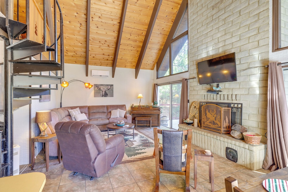 13 Mi to Skiing: Long Barn Family Cabin