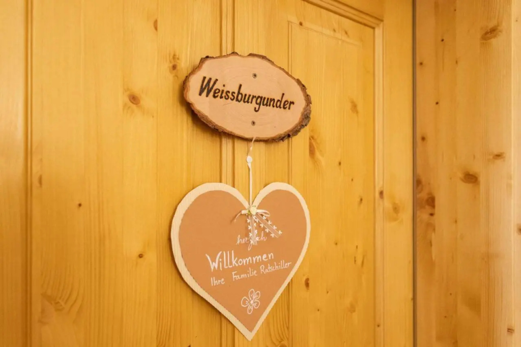 Kreuzwegerhof Nals - Apartments with Pool and Air Conditioning near Merano & Bolzano