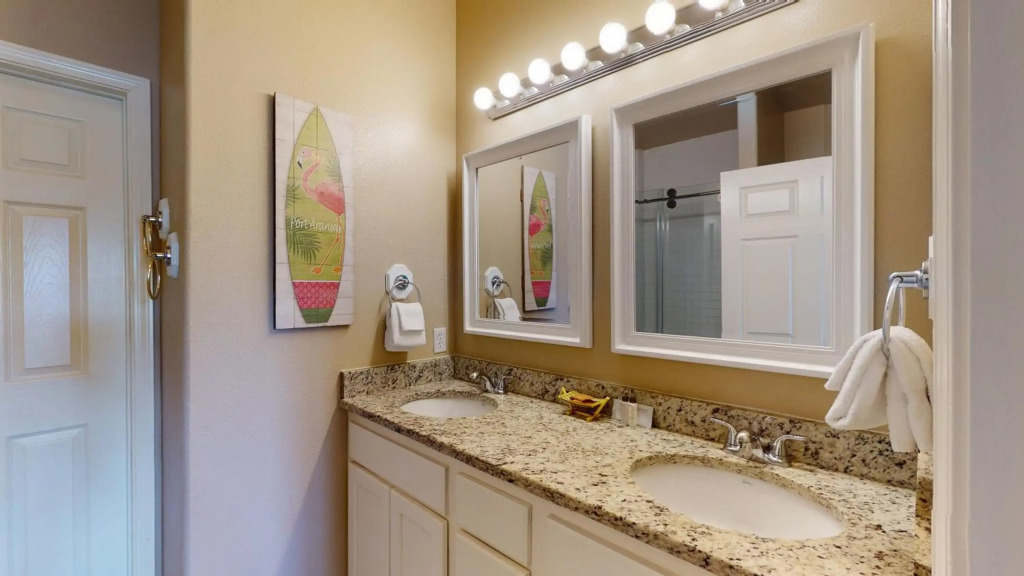 SFH201 Newly Renovated Ground Floor Townhome, Shared Pool, Near Beach