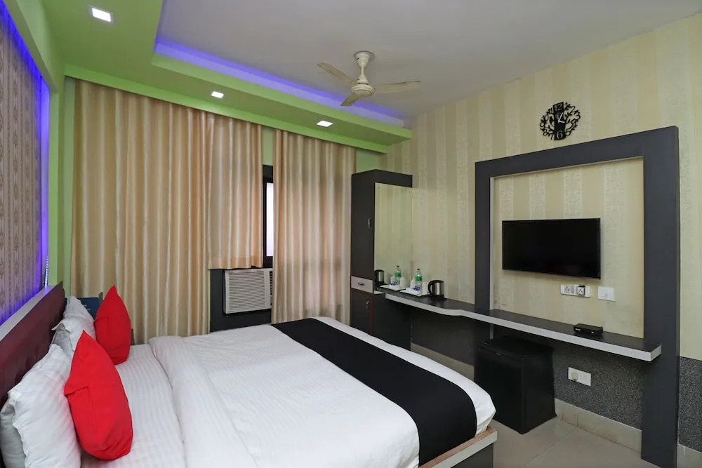 Capital O 30565 Pabitra Royal Regency