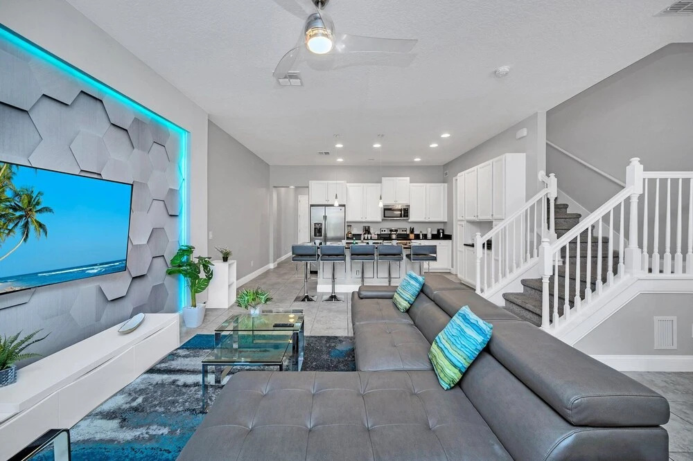 Vibrant Townhome w Private Pool, near Disney