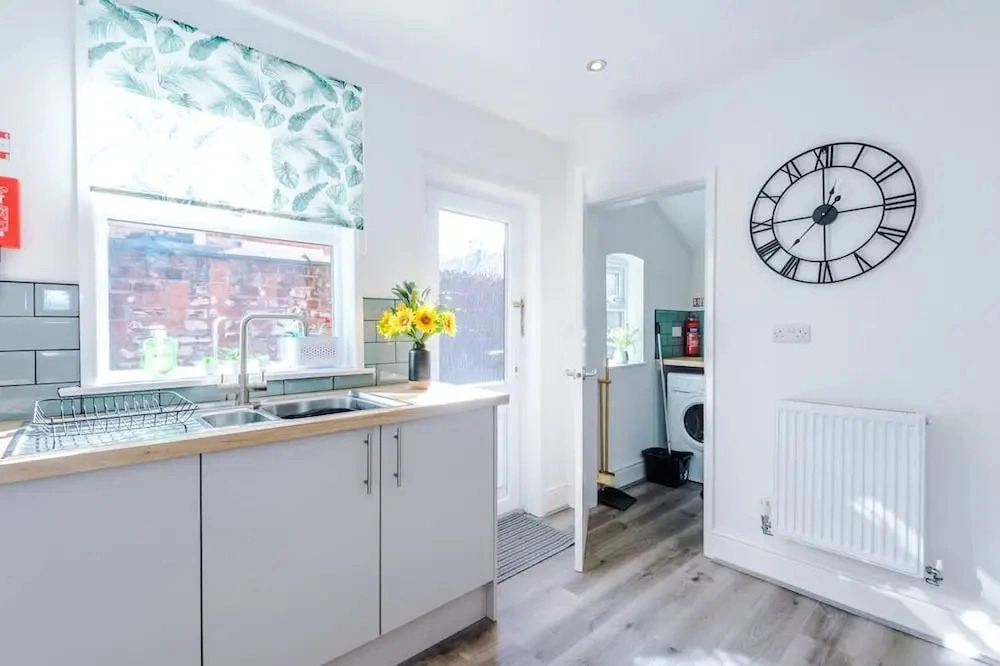 Modern Home Ideal for Business Groups Sleeps 7