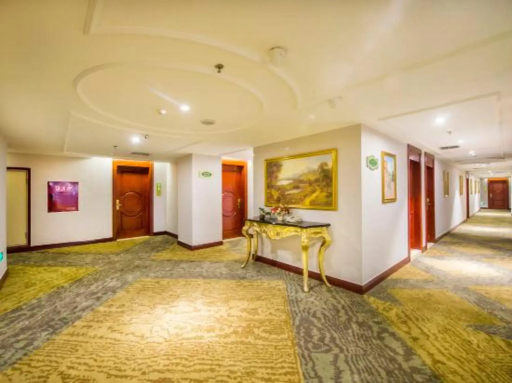 Vienna Hotel (Chongzhou High Speed Railway Station)