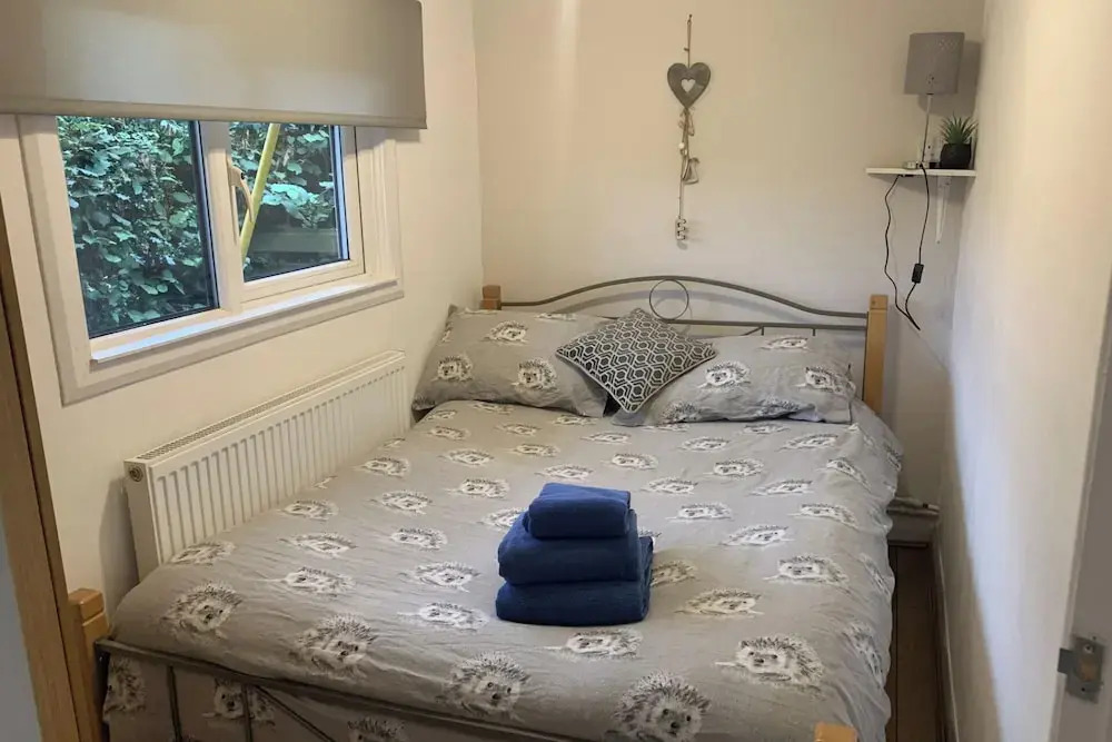 2-Bed Cabin Sleeps 4 -Small Pets Ok -Free Parking
