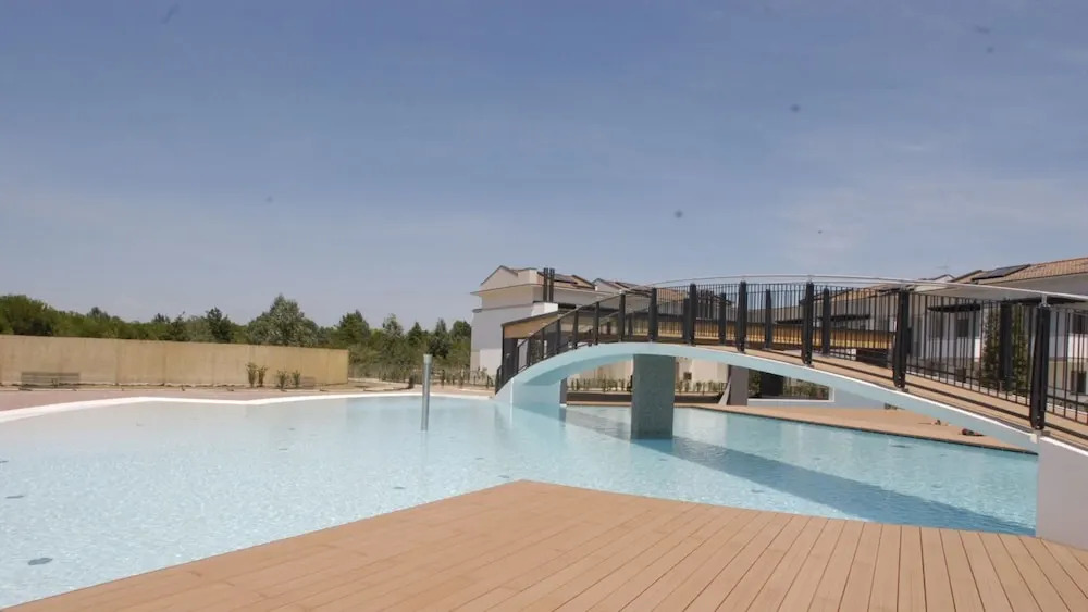 Pool-front Apartment With Fenced Garden and bbq