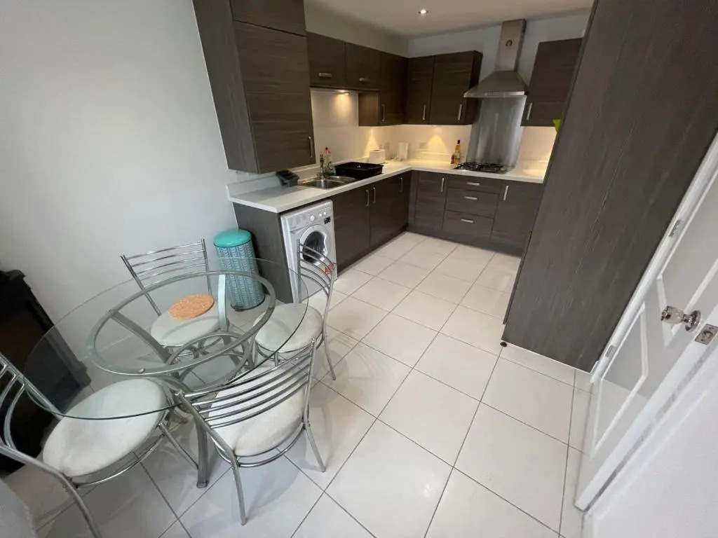 Large Bright King Sized Room - Short Walk From CC