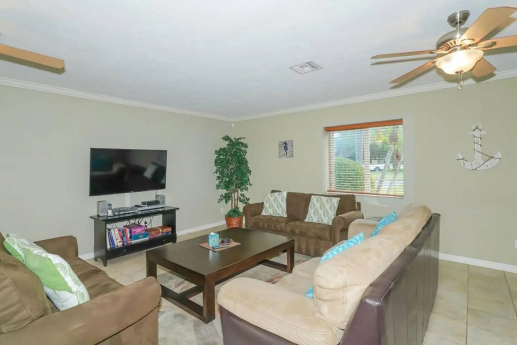 Heated Pool Home - Perfect Location - Walk to Beach, Restaurants and More