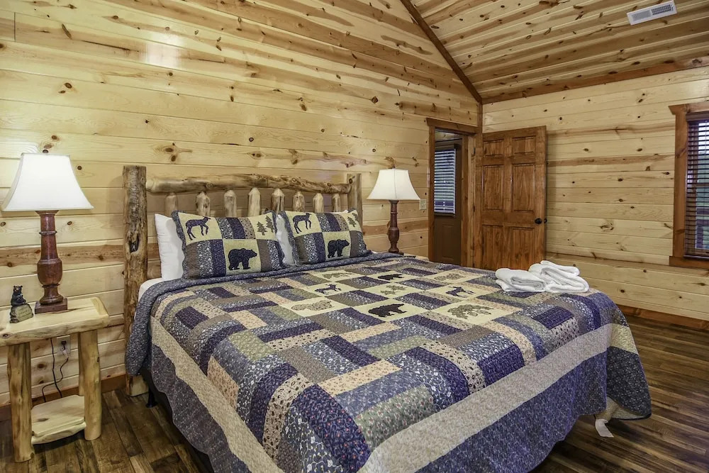 SmokyStays Indoor Heated Pool Cabin