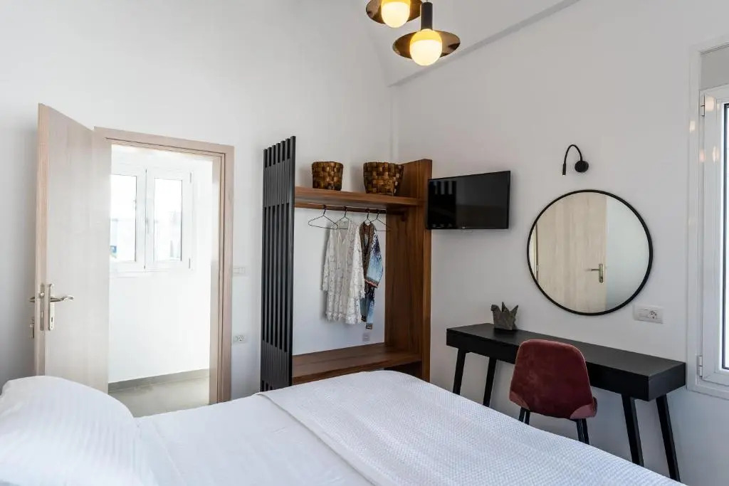 Thira Gold Suites