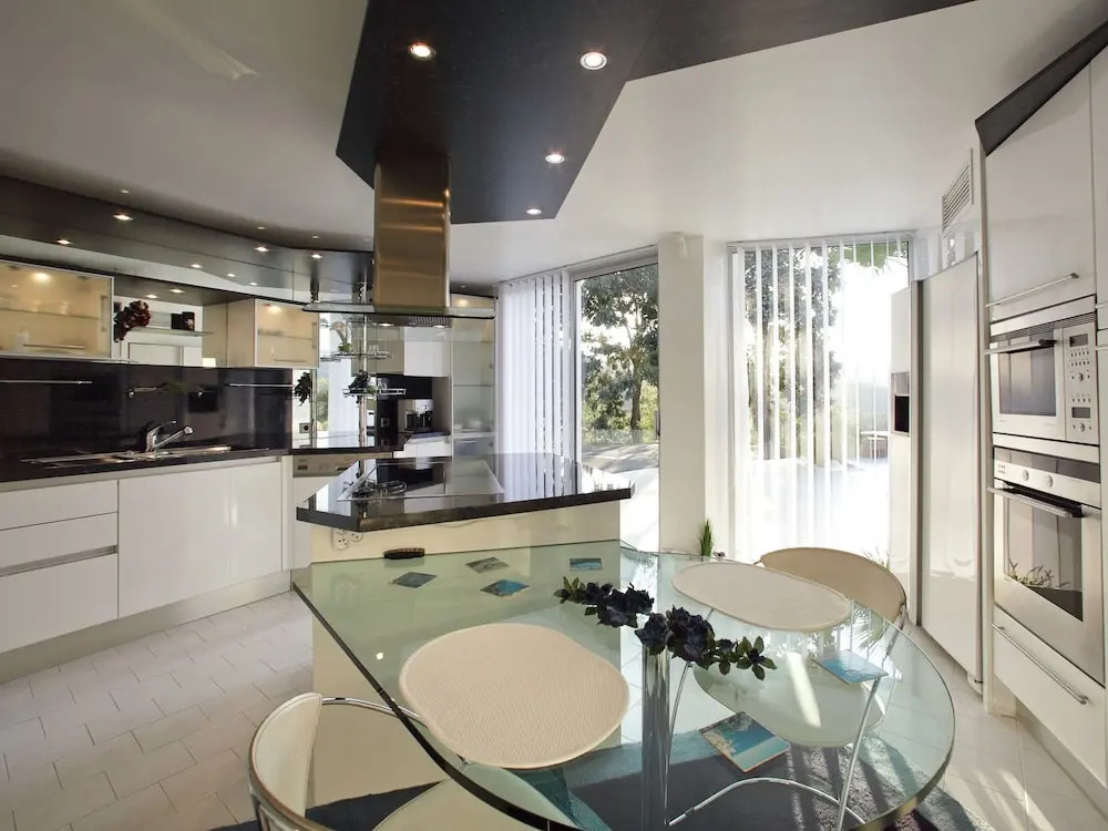 Hilltop Villa in Mandelieu-la-napoule With Sauna & Pool