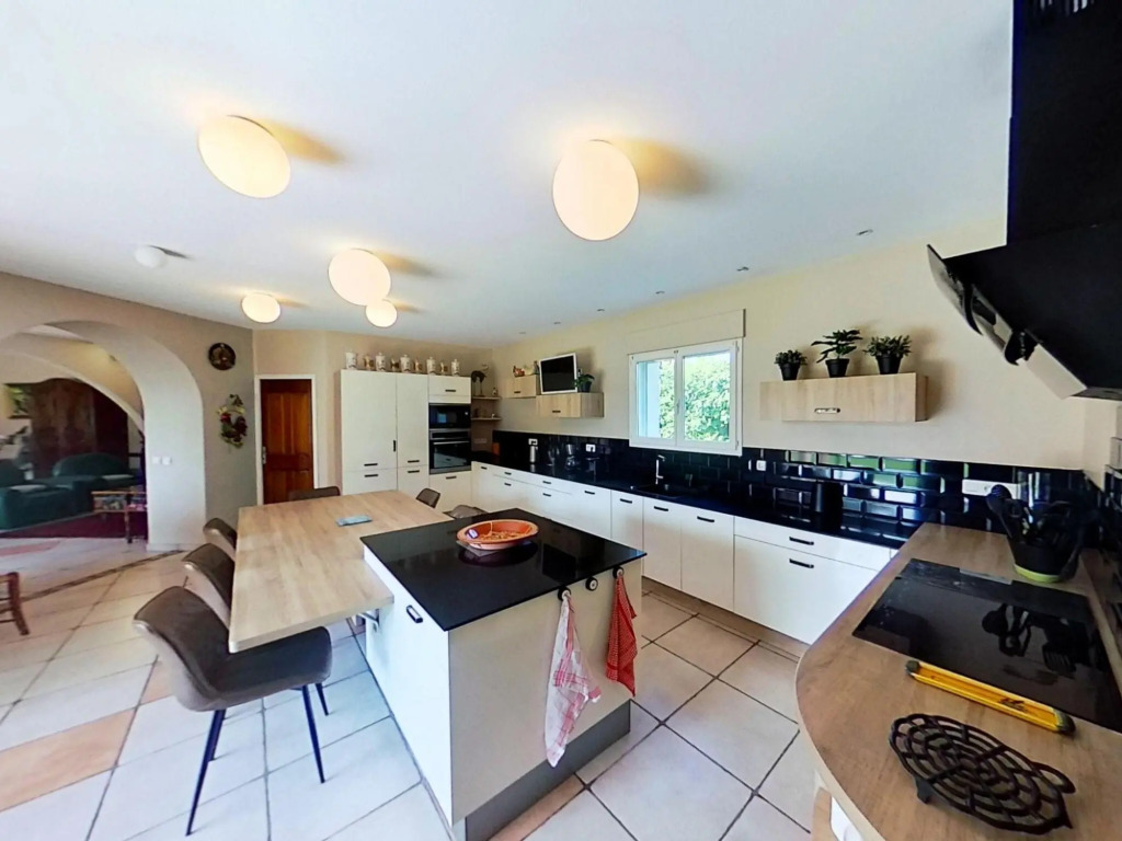 Villa in L'isle-sur-la-sorgue With Pool
