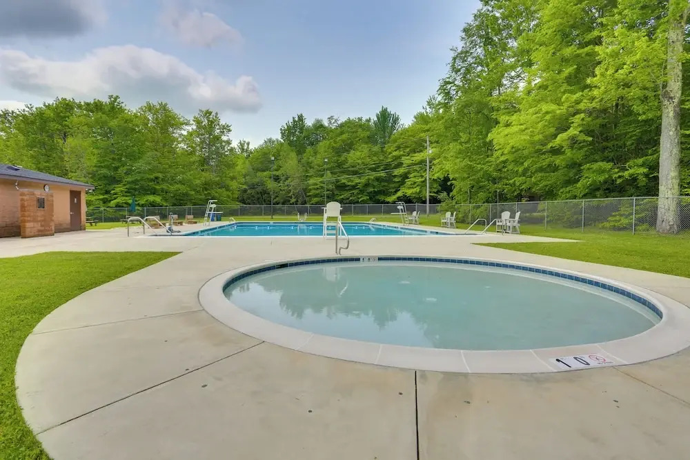 Walk to Beach: Pocono Lake Cabin w/ Pool Access!