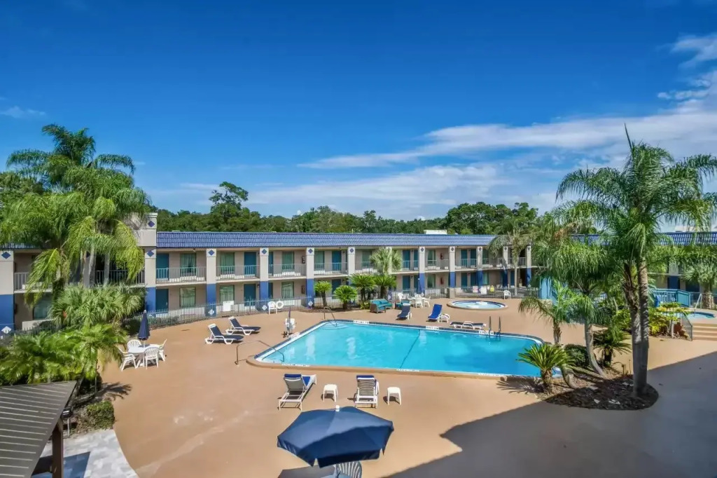 Clarion Inn & Suites Central Clearwater Beach