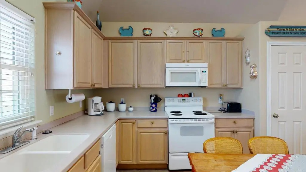 FH4 Charming 3 Bedroom Condo, Near Beach, Shared Pool
