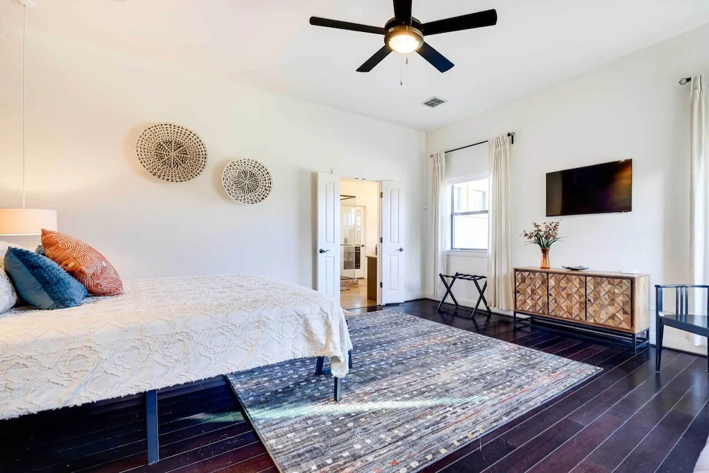 Stylish Home w/ Hot Tub ~ 4 Mi to Canyon Lake