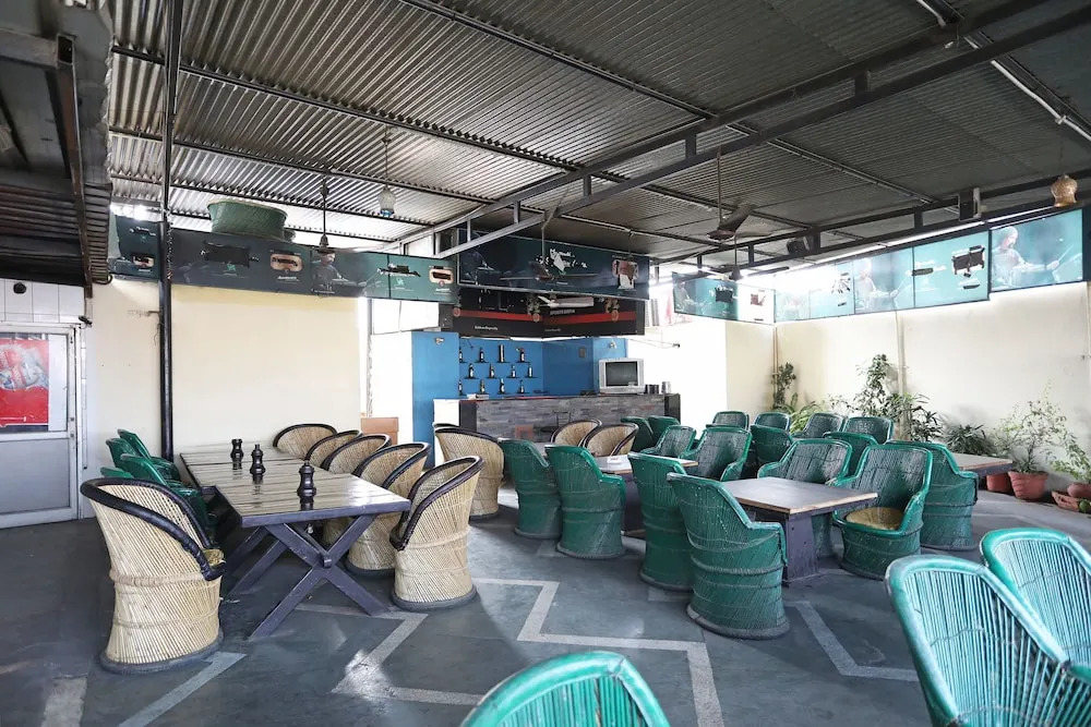 OYO Flagship 10282 Hotel Rishi
