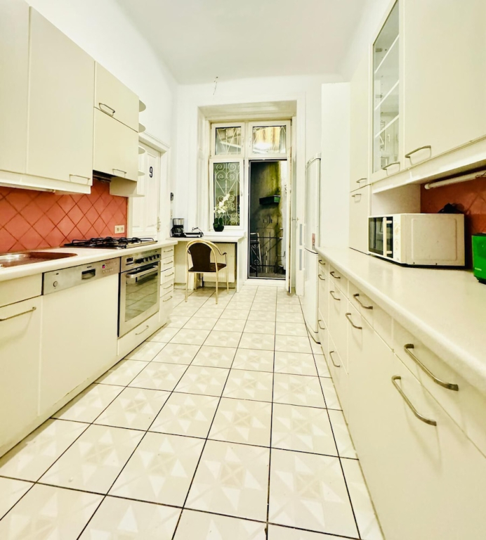Simple Private Room Steps from Augarten
