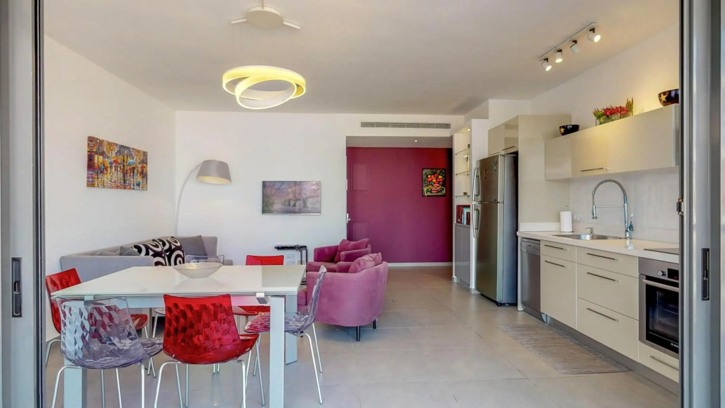 Luminous 3BR in Florentine