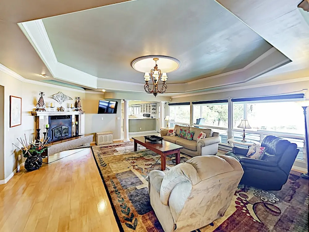 New Listing! 2-Acre W/ Pool, Ocean Views 4 Bedroom Home