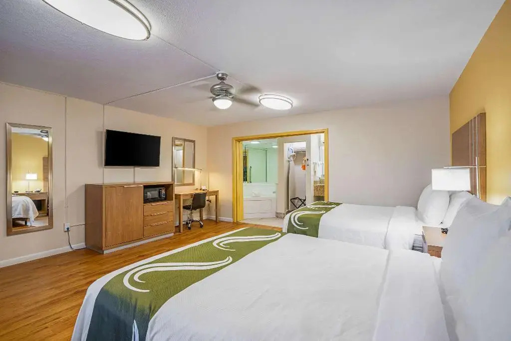 Econo Lodge Inn & Suites Hollywood Blvd