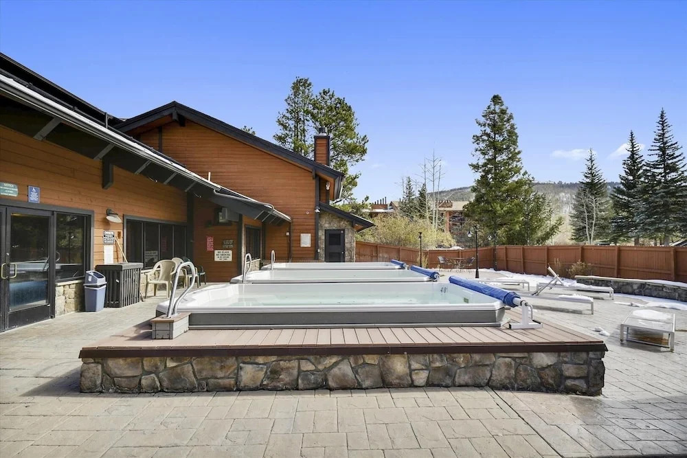 Mountainside  325a 3 Bedroom Condo by RedAwning