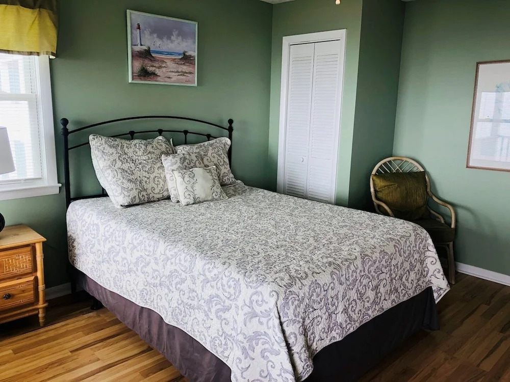 Aquarius 5 Bedroom Home by RedAwning
