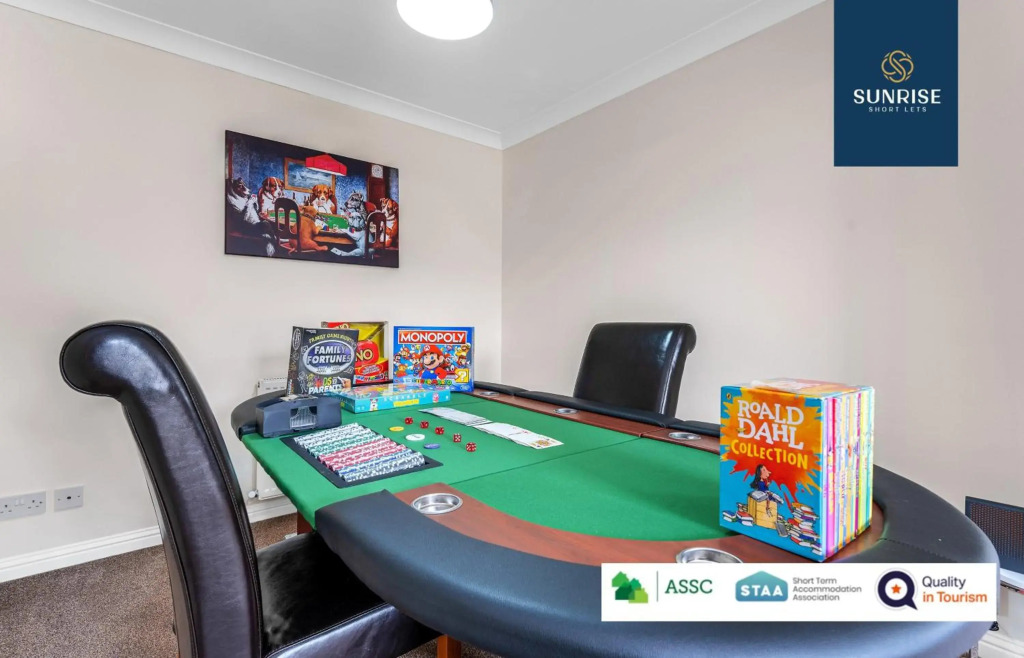 The Townhouse - 4 Rooms Large Beds with TV's, Poker Table, Fully Equipped, Easy Ring-Road Access