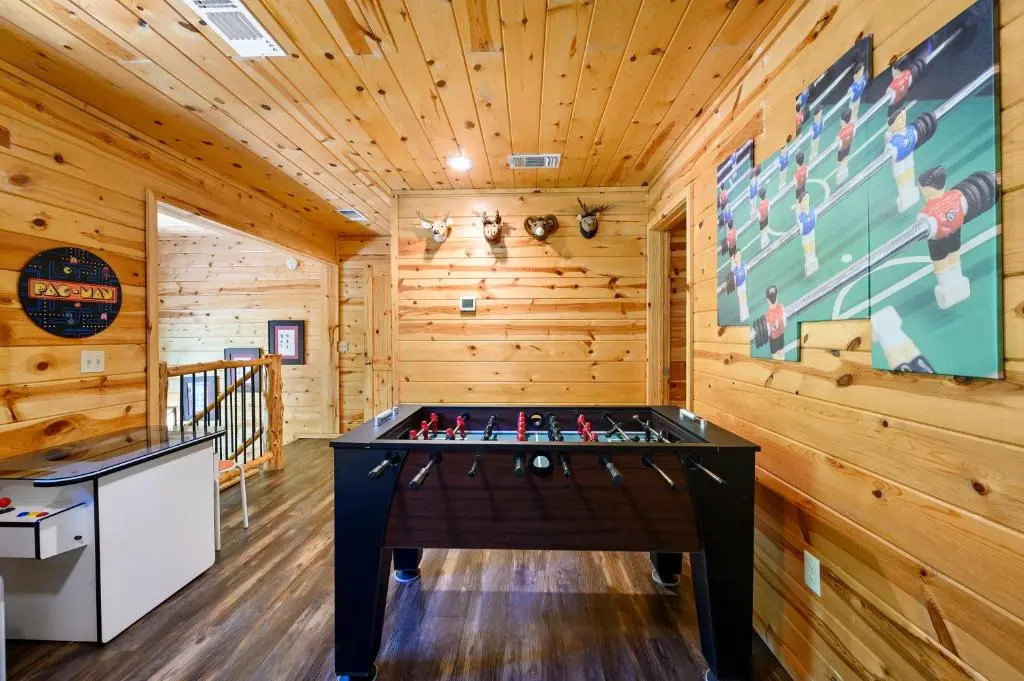 Hickory Bear - Secluded Cabin, Sleeps 10, New Hot Tub, Fire Pit, Arcade, Foosball Table & Deck Slide