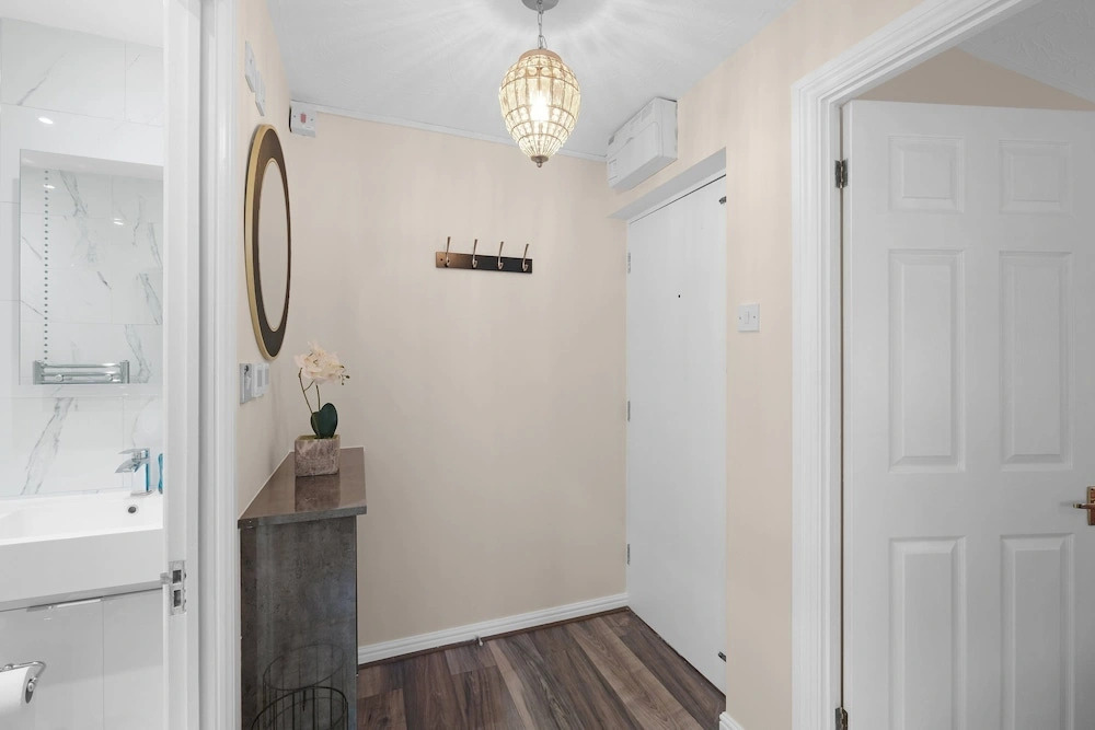 Modern 1 Bedroom Apt in Streatham with Parking