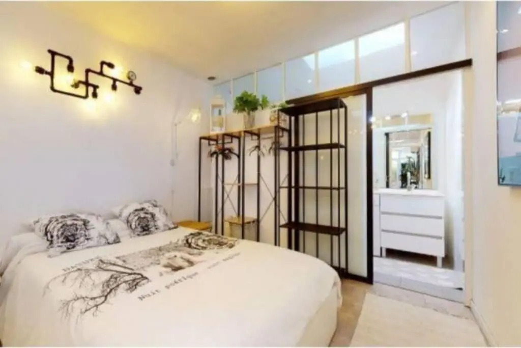 BANDOL Magnifique appartement en RDC cour sans vis à vis 5mn plage
