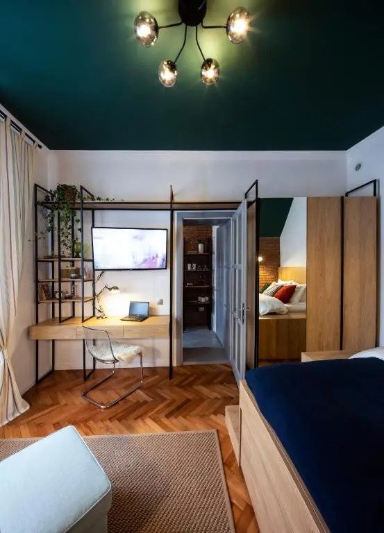 Old Town Courtyard Apartment with private parking