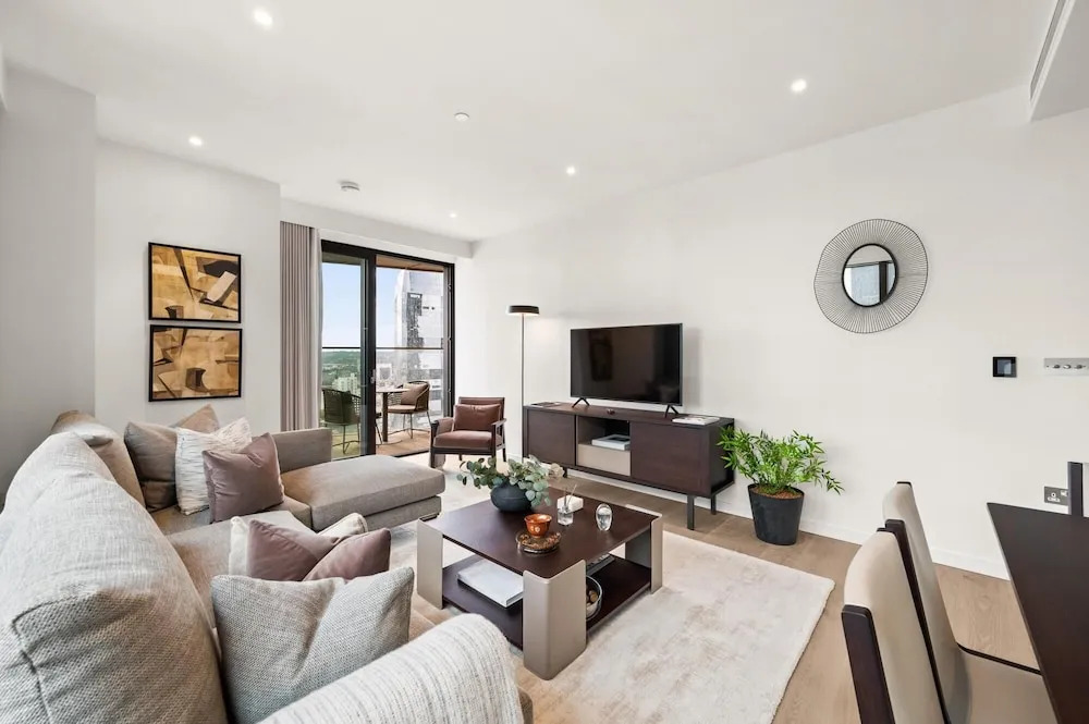 Stunning two Bedroom Docklands Apartment With Balcony
