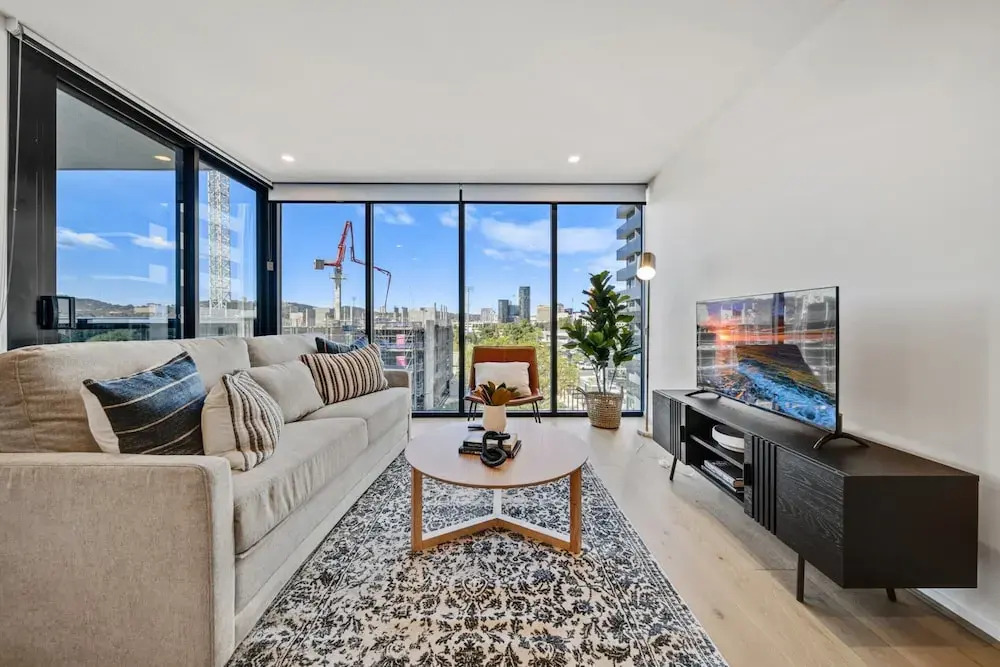 Chic 1-bed With Sophisticated Decor,