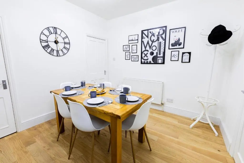 Stunning City Centre House With Hot Tub & Cinema Room