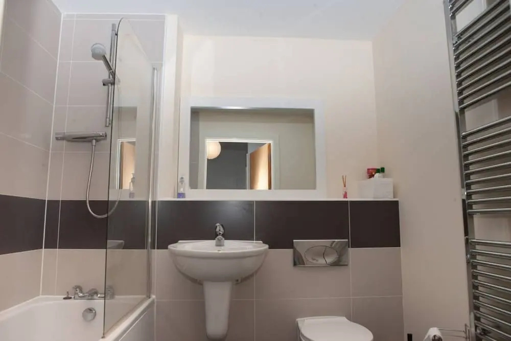 2 Bedroom Apartment With Private Parking in Bristol