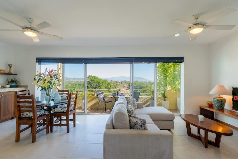 Sleeps 6 Views Beach 1 Block Gated