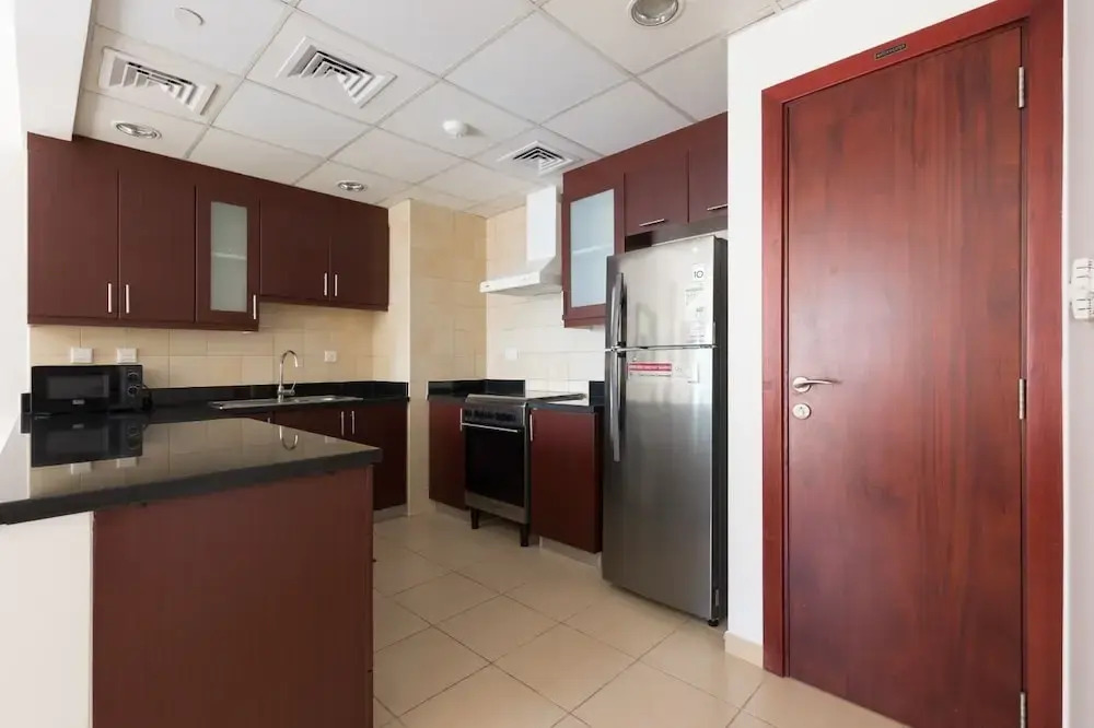 Spacious 1BR 5 minutes to beach