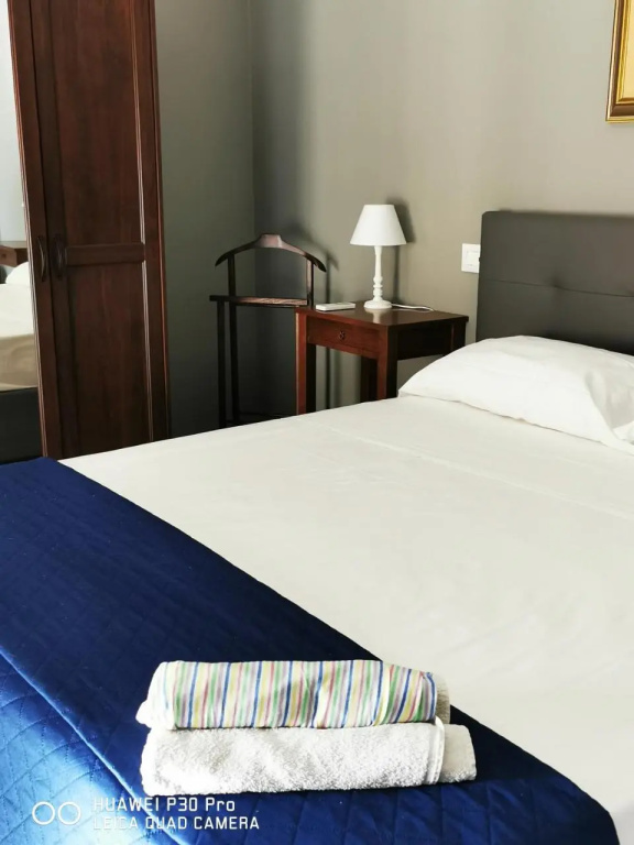 LARENA ROOM