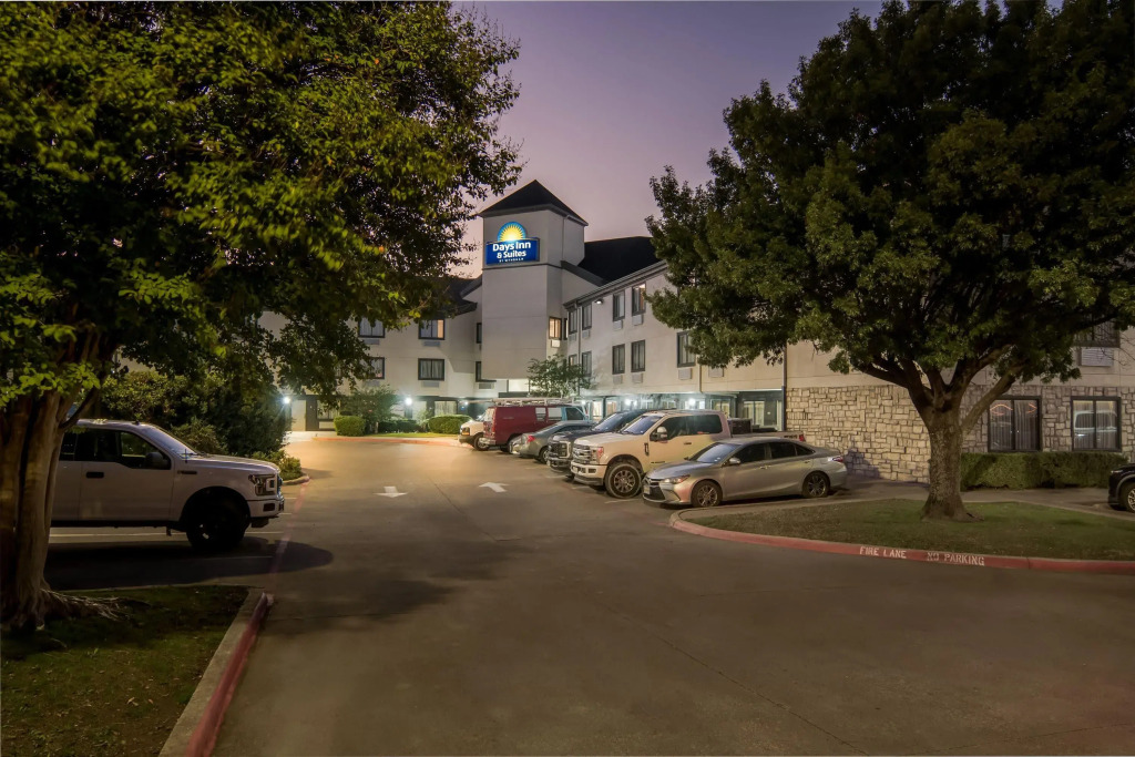 Days Inn & Suites by Wyndham DeSoto