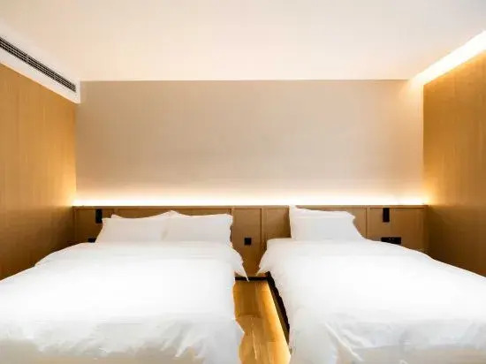 R E-sport Hotel