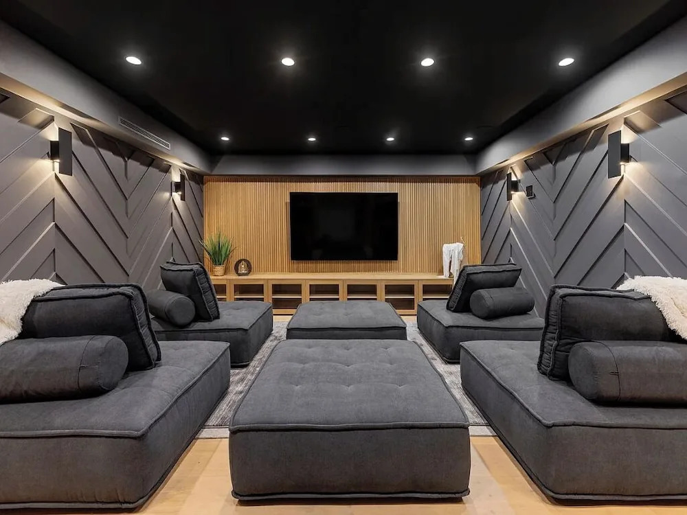 Villa Costera - Tree-lined Tranquility: 3-level Entertainer's Dream
